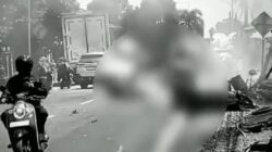 Insiden kecelakaan maut yang melibatkan dua truk, dua sepeda motor di Gekbrong, Cianjur.