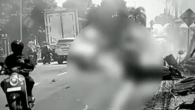 Kecelakaan Maut di Gekbrong Cianjur, Truk Pengangkut Galon Seruduk Truk Lain, Dua Motor dan Toko