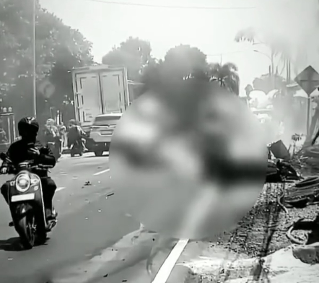 Insiden kecelakaan maut yang melibatkan dua truk, dua sepeda motor di Gekbrong, Cianjur.