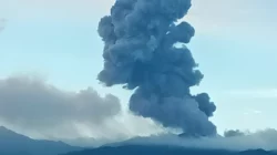 Tangkapan layar - CCTV yang memperlihatkan erupsi material baru yang keluar dari kawah Gunung Dukono di Pulau Halmahera, Maluku Utara, Kamis 9 Novemver 2023