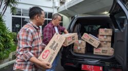 Petugas dari Dinas Sosial Jabar memasukkan logistik bantuan ke atas mobil untuk keperluan orang dengan gangguan jiwa asal Jabar yang direhabilitasi di Panti Gangguan Jiwa dan Narkoba Tanbihul Ghofirin, Cilacap, Jawa Tengah.