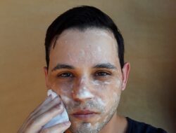 Dijamin Aman! 8 Rekomendasi Facial Wash yang Cocok untuk Kulit Wajah Kering