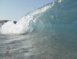 Waspada bagi yang Liburan ke Pantai! Gelombang Tinggi hingga 6 Meter Berpotensi Menerjang Perairan Indonesia