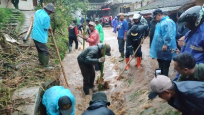 Banjir Bandang Terjang Kawasan Perkampungan di Suntenjaya Lembang