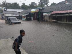 Banjir Rendam Jalan di Depan Pasar Tanimulya, Jalur Alternatif ke Kantor Pemda KBB Terganggu