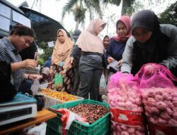 Gerakan Pasar Murah On The Road di Kelurahan Palasari Bandung Diserbu Warga