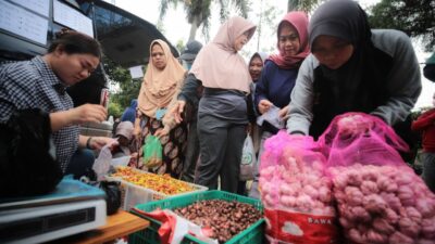 Gerakan Pasar Murah On The Road di Kelurahan Palasari Bandung Diserbu Warga