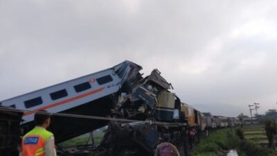 BREAKING NEWS: Kereta Api Turangga Tabrakan dengan KA Lokal Bandung Raya di Cicalengka