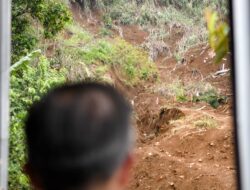 Bey Machmudin Tinjau Lokasi Longsor di Kabupaten Sukabumi, Pastikan Penanganan Berjalan Baik
