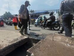Jadi Sumber Banjir dan Kemacetan, Saluran Air Jalan Protokol di Cimahi Dibersihkan
