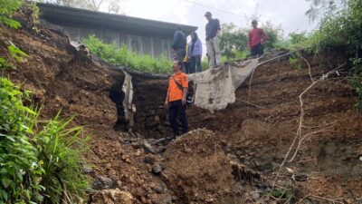 Antisipasi Banjir, DLH Bandung Barat Lakukan Vegetasi Lahan Kritis di KBU