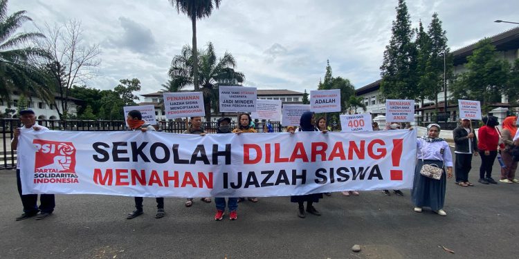 Sejumlah orang tua siswa melakukan unjuk rasa di depan Gedung Sate pada Rabu 17 Januari 2024 imbas ratusan ijazah pelajar ditahan pihak sekolah.