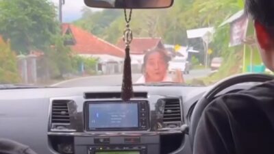 Viral! Seorang Nenek Cegat dan Memalak Mobil di Garut
