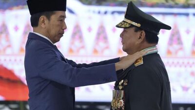 Resmi! Presiden Jokowi Beri Kenaikan Pangkat ke Prabowo Subianto
