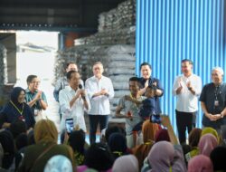 Bey Machmudin Dampingi Presiden Jokowi Salurkan Bantuan Beras di Bekasi