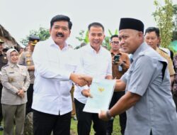 Bey Machmudin Dampingi Menteri Hadi Tjahjanto Bagikan Sertifikat Tanah Program PTSL di Bogor