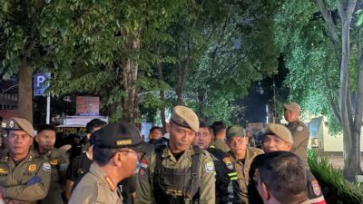 Satpol PP Kota Bandung Tertibkan 15 Reklame dan 8 Bando APK