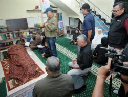 Pj Wali Kota Bandung Takziah ke Rumah Ketua KPPS 18 Pasirwangi yang Meninggal