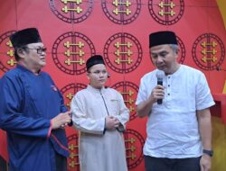 Beri Kejutan, Bey Machmudin Laksanakan Salat Tarawih di Masjid Lautze 2 Bandung