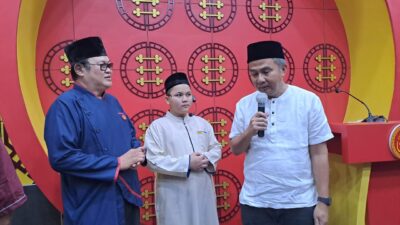 Beri Kejutan, Bey Machmudin Laksanakan Salat Tarawih di Masjid Lautze 2 Bandung