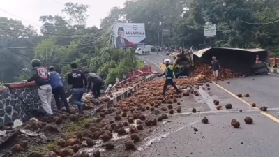Kecelakaan Tunggal Truk Tabrak Jembatan di Cianjur, Satu Orang Tewas Terlempar ke Sungai