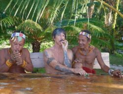 Vokalis Red Hot Chilli Peppers Nyantuy di Mentawai, Netizen Beri Reaksi Menggelitik