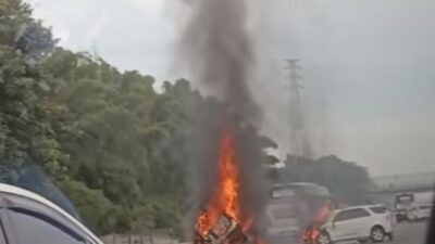 Breaking News! Kecelakaan Adu Banteng di Tol Jakarta Cikampek Akibatkan Dua Mobil Hangus Terbakar