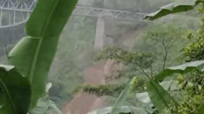 Longsor Terjadi di Bawah Jembatan Sasaksaat KBB, Perjalanan Sejumlah Kereta Terganggu