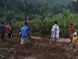 Seorang Warga Tertimbun Tanah Longsor di Padalarang KBB, Pencarian Masih Dilakukan
