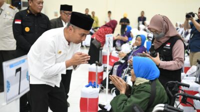 Bey Machmudin Lepas Keberangkatan Jemaah Haji Kloter Pertama Embarkasi Jakarta-Bekasi