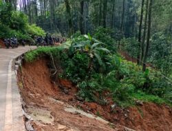 Pembersihan Material Tanah Longsor yang Tutup Jalan di Gununghalu Perlu Alat Berat