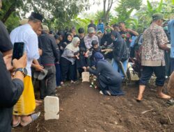 Korban Pesawat Jatuh di Lapangan Sunburst BSD Tangerang Dikebumikan di Cimahi, Keluarga Ikhlas